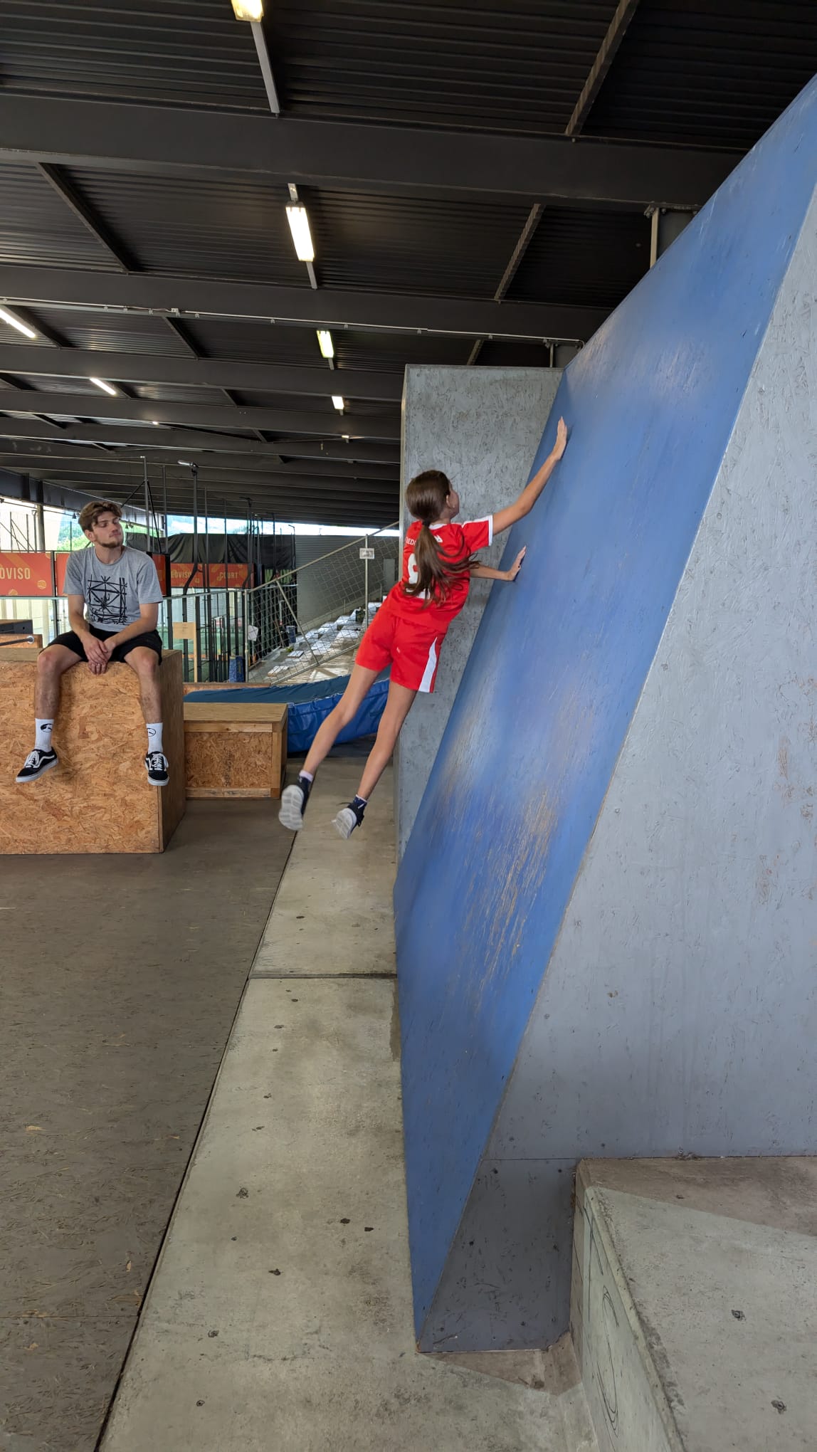 eine Teilnehmerin beim Parkour