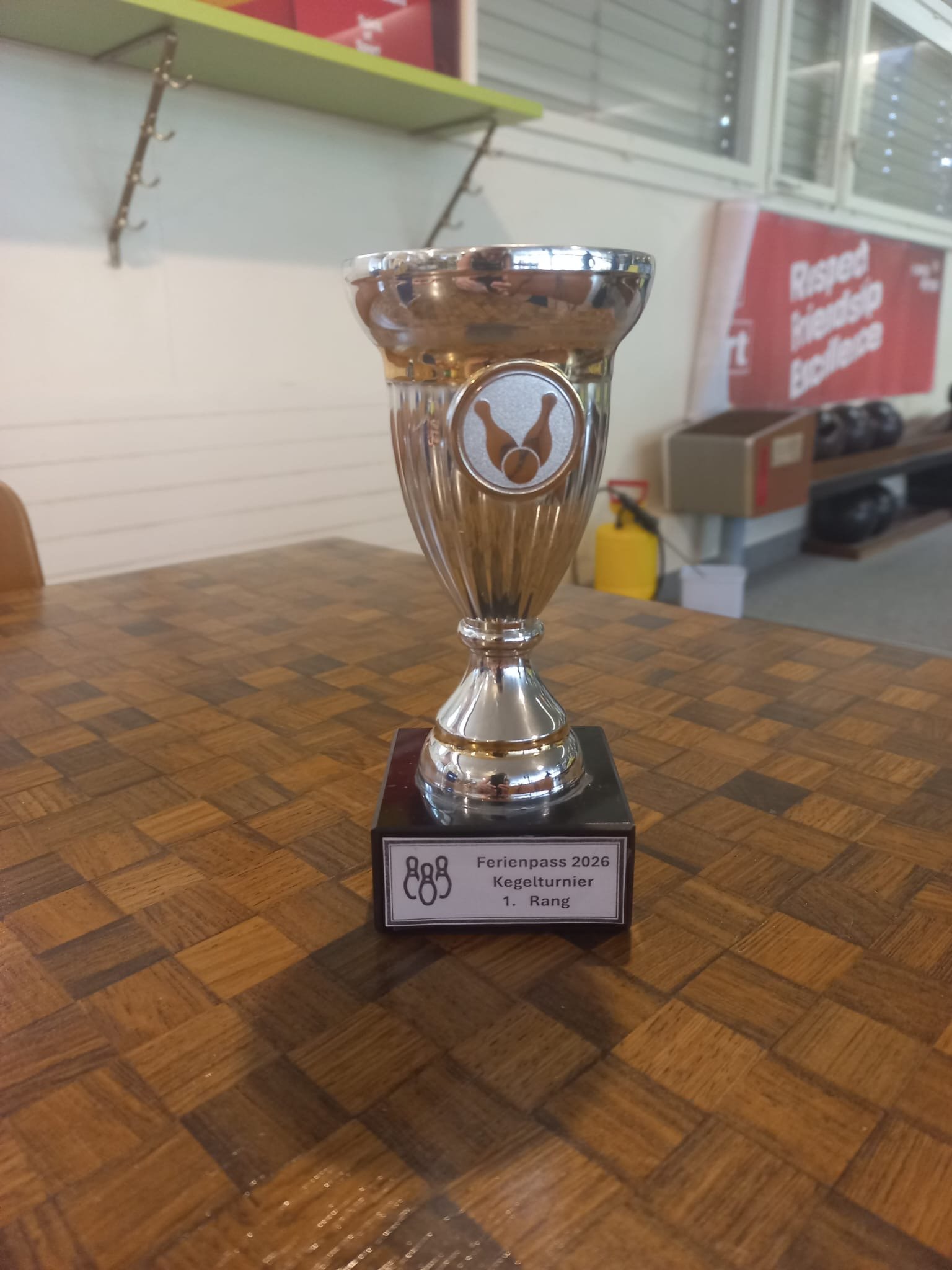 Kegeln mit Pokal