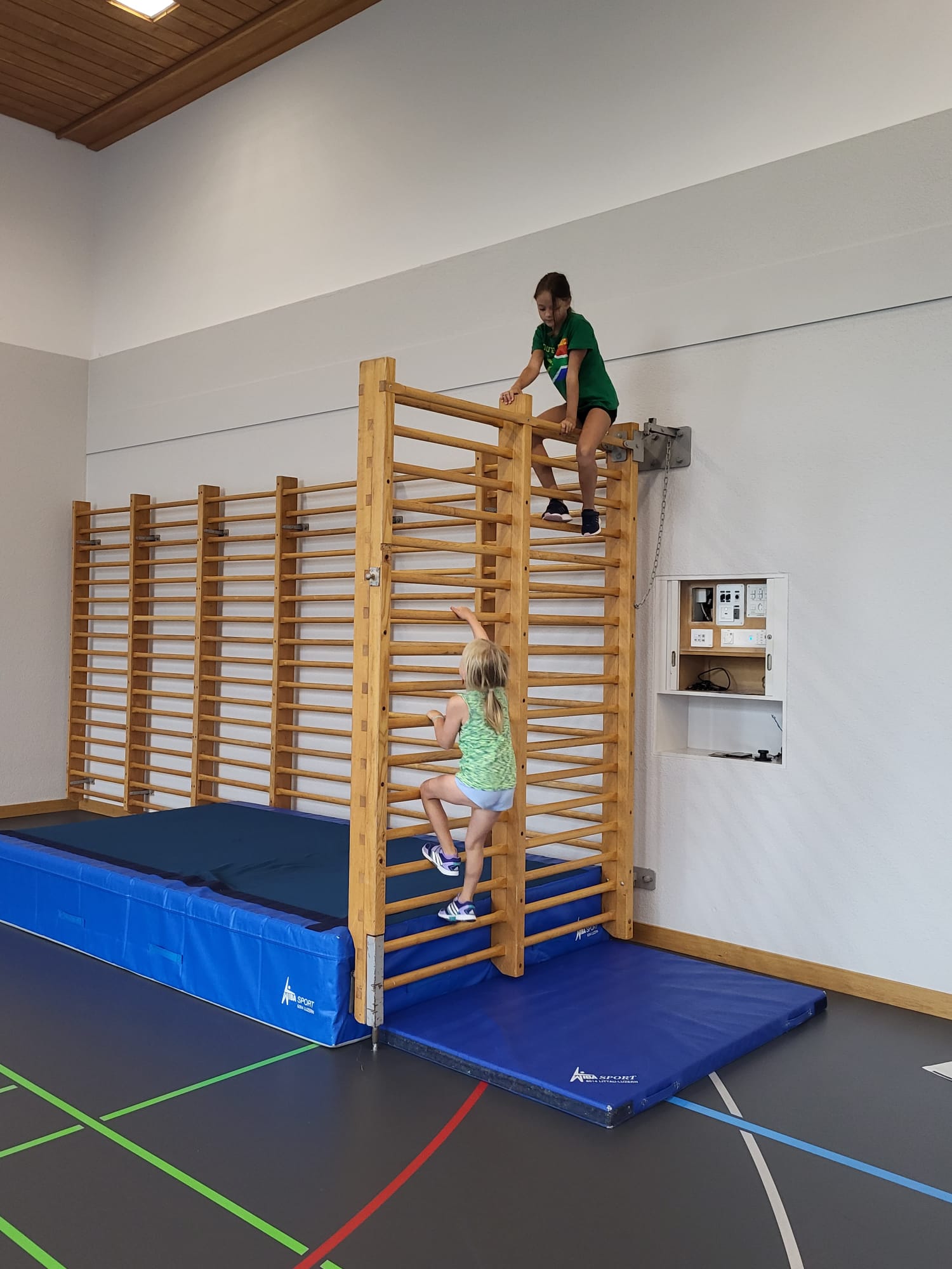 offene Turnhalle bei Regenwetter